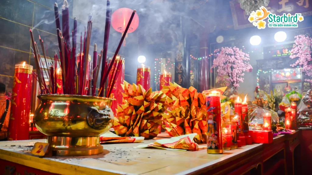 Bàn thờ gia tiên - Trang trí nhà đón tết Miền Trung