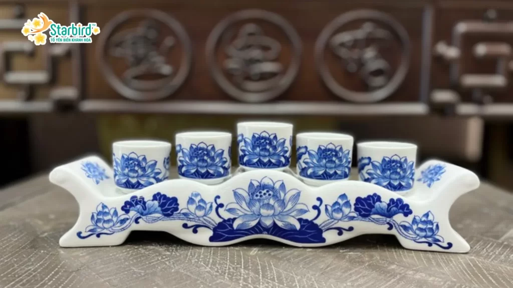 Bố trí chén nước trong bàn thờ gia tiên ngày Tết