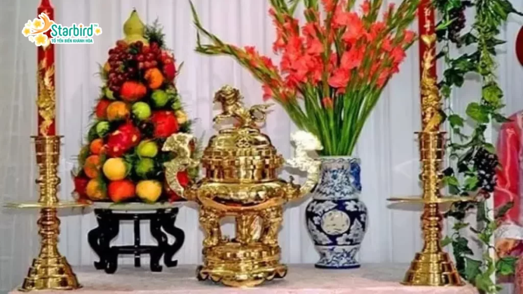 Đặt lọ hoa, mâm ngũ quả trong bàn thờ gia tiên ngày Tết