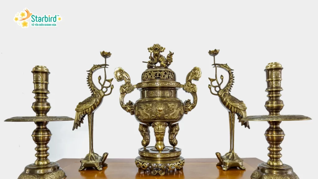 Đặt bộ đỉnh hương trong bàn thờ gia tiên ngày Tết