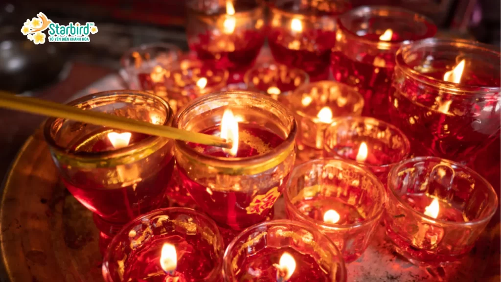 Hương, đèn, nến không thể thiếu trong khai trương đầu năm 