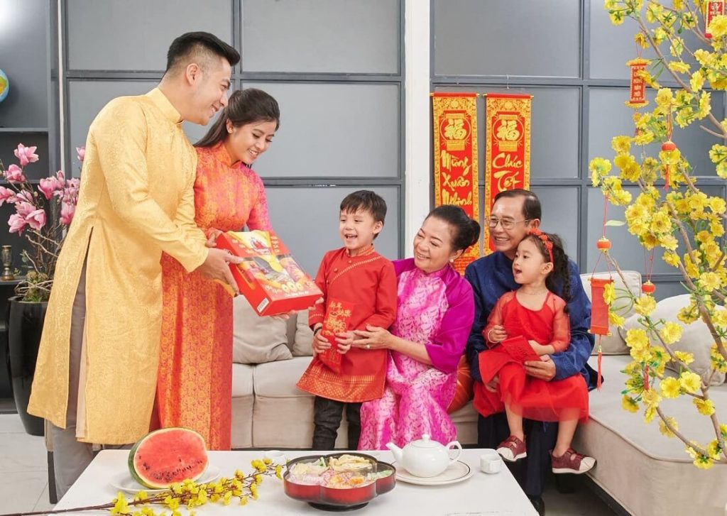 Góc ảnh gia đình với không khí tết