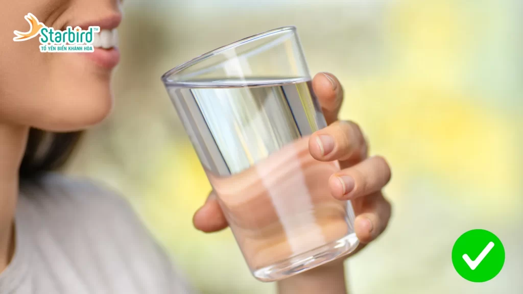 Duy trì cung cấp nước đủ cho cơ thể giúp phục hồi nhanh khi mắc cúm mùa