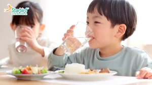 Nước và chất điện giải - Người bị covid-19 nên ăn gì để nhanh phục hồi
